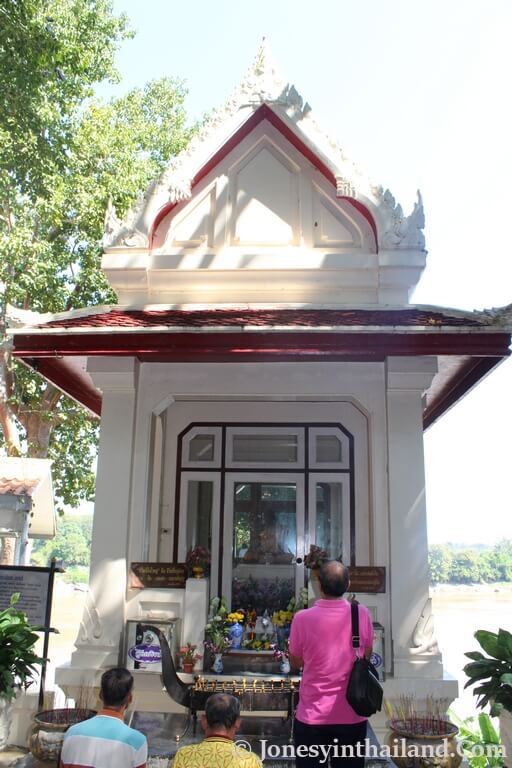 Wat Hin Mak Peng Shrine Area With People Praying