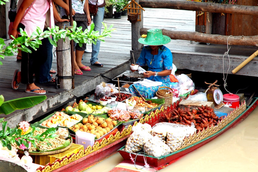 Pattaya Floating Market Boat Selling Food