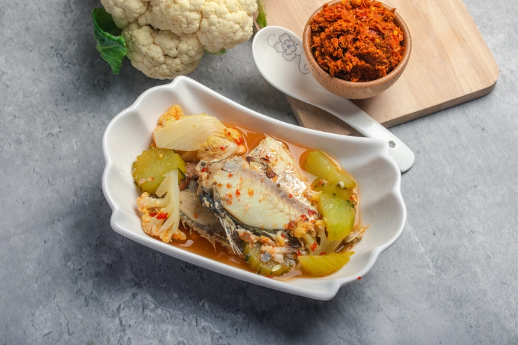 Gaeng Som Southern Thai Spicy Sour Yellow Curry Fish In An Attractive White Dish