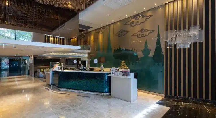 Holiday Inn Sukhumvit 11 Lobby Area With Receptionist At The Desk